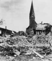 Nikolaikirche Anklam zwischen Kriegsruinen (vor ihrer teilweisen Zerstörung am 29. April 1945)