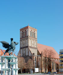 Foto der Nikolaikirche Anklam mit neuem Hauptdach (*2011)