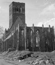 Zerstörte Nikolaikirche (Ostseite) mit den neu errichteten Dächern über dem Südanbau