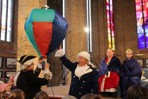 Erste Versuche der Gebrüder Montgolfier mit kleinen Papierballonen