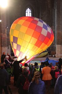 Vorbereitung der Gebrüder Montgolfier auf den 'Erstflug' mit Kuscheltieren