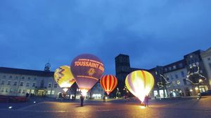Modellballone von Jürgen Meier, Peer Wittig, Rene Metz und Christian Schulz beim abendlichen Ballonglühen auf dem Anklamer Marktplatz