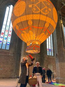 Die Gebrüder Montgolfier beim Erstflug mit Tieren