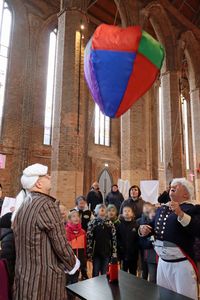 Erste Versuche der Gebrüder Montgolfier mit einem Papierballon