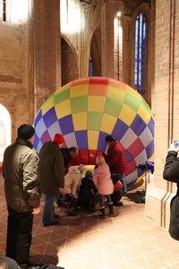 Gemeinsames Ballonaufrüsten mit Rene Metz und den kleinen Besuchern