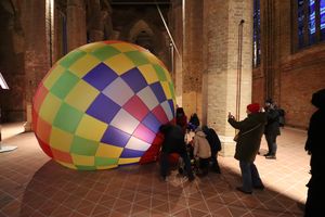 Gemeinsames Ballonaufrüsten mit Rene Metz und den kleinen Besuchern