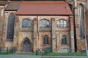 Nikolaikirche Anklam, Südanbau mit neuen Fenstern und neu gestalteten Südportal (Foto: 2000)