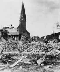 Abb. 6: St. Nikolai Anklam zwischen den Ruinen (bis zum 29. April 1945)