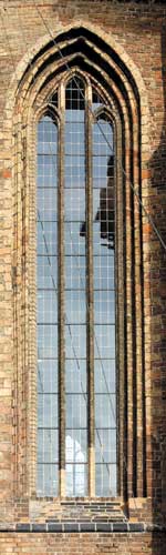 Nikolaikirche Anklam, Foto eines neu verglasten Fensters an der Südseite, 2010