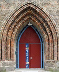 Nikolaikirche, Foto des neuen Westportals u. Haupteingangs der Nikolaikirche Anklam, 2010