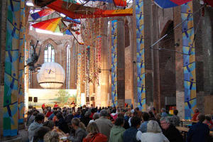 Abbildung 2: Revue und Tanz im Kirchenschiff, 2007