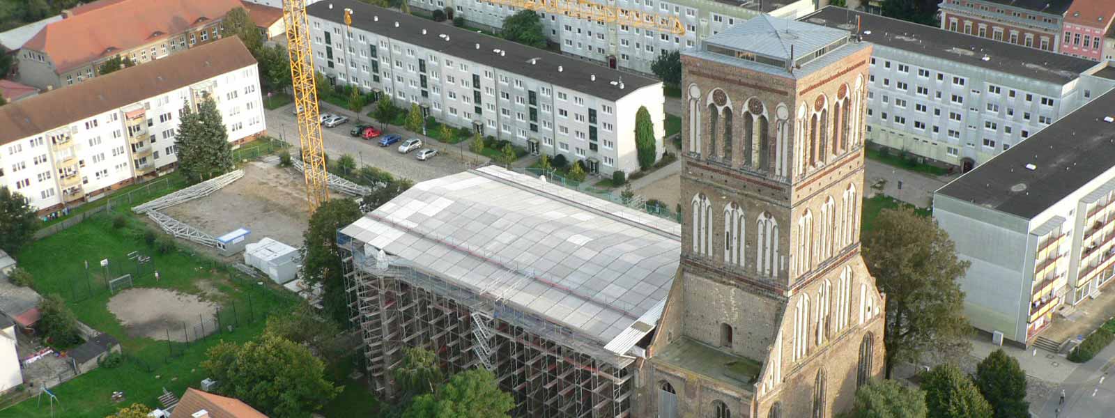 Nikolaikirche Anklam, provisorisches Baudach und Einrüstung während der Dachaufrichtung 2010-2011