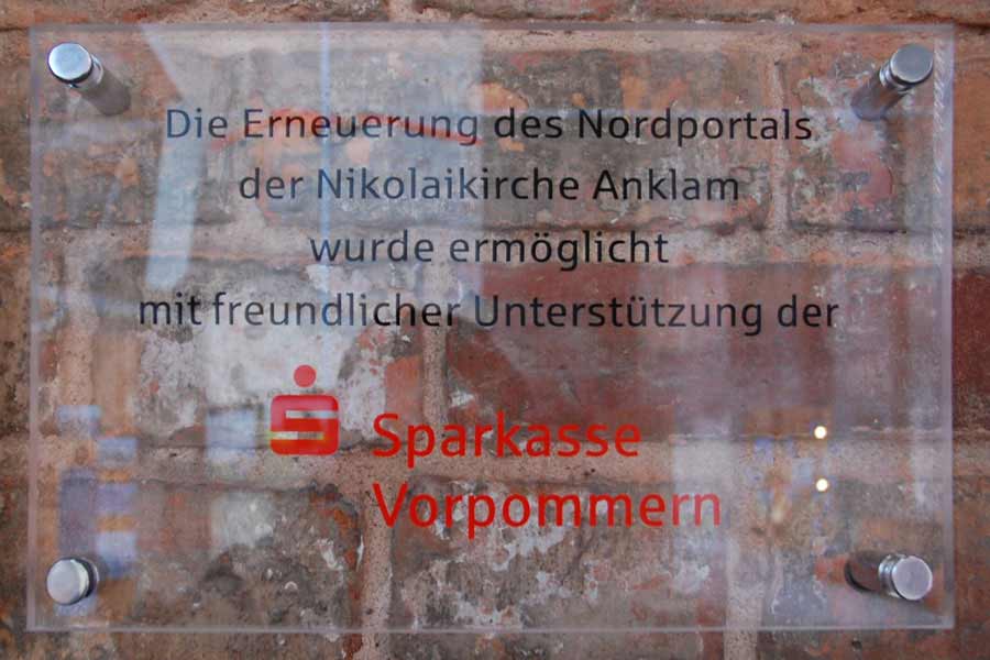Foto: Spendertafel für Spende der Sparkasse Vorpommern für das neue Nordportal
