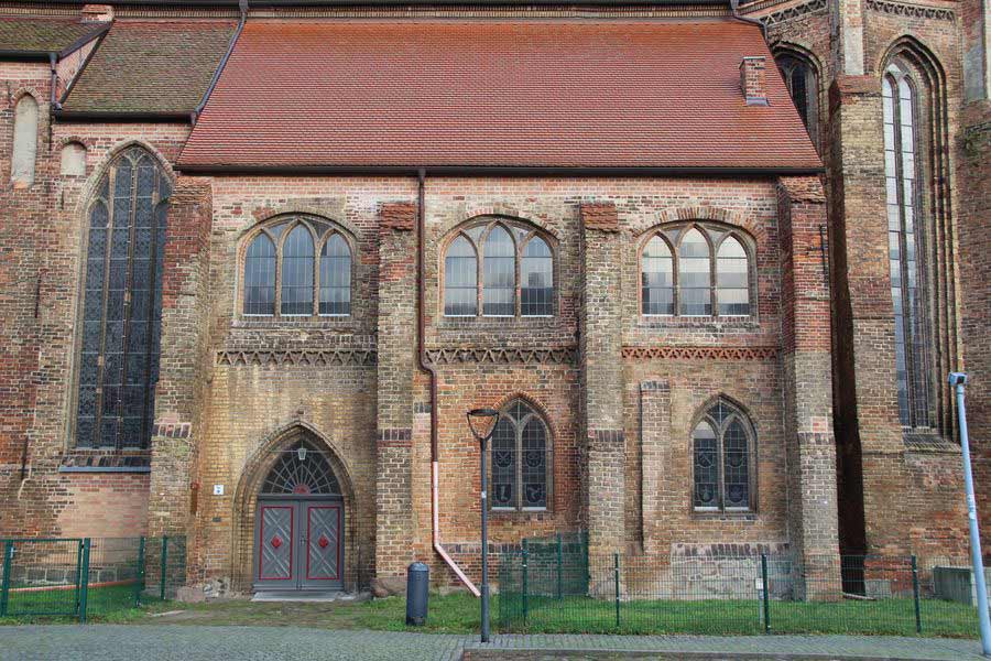 Gesamtansicht der neuen Fenster in der Sakristei und dem darüber befindlichen Raum in der Nikolaikirche