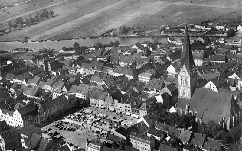 Foto: Luftbild von Anklam mit Marktplatz und Nikolaikirche (vor 1943)